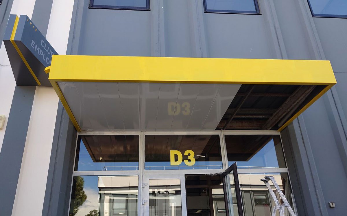 SPID PEINTURE - Rénovations bureaux professionnels bandeau extérieur en peinture et faux plafond métal